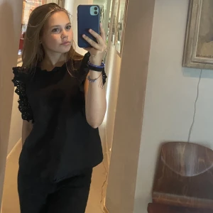 Svart blus - Säljer denna svarta blusen som inge kommer till användning❤️jättefint skick och inga defekter. 