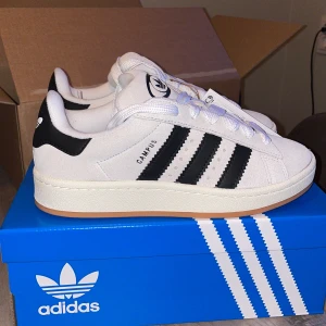 Adidas campus  - Snabb intressekoll på dessa adidas campus 00s innan jag skickar tillbaka dem!! Väldigt eftertraktade och svåra att få tag i🤯💛 kommer också med svarta snören och i originalkartongen ⚡️1300kr+frakt!!! Skickar tillbaka efter helgen!!!!! 