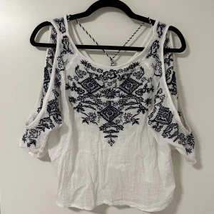 Blus - Superfin blus med snören som hänger bak på ryggen!😍