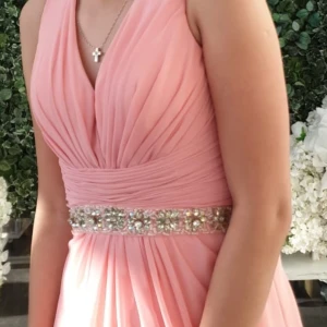 Rosa klänning med strass - Långklänning i stl. 34. Strass broch i ryggen. 