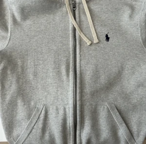 Ralph Lauren Zip hoodie M - Ralph lauren zip Hoodie, storlek M men passar mer S mycket bättre. Skick 8/10. Inte används mycket alls pågrund av för liten. Ny pris 1600 kr. Kan byta mot något