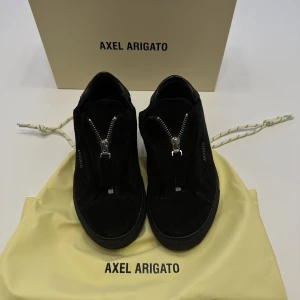 Axel Arigato  - Säljer mina Axel Arigato clean 90 zip skor då dom inte kommer till användning. Skorna är i bra skick! Dustbag och låda medföljer   Köpta för 2000kr Mitt pris 1500kr Kan tänka mig gå ner i pris vid snabb affär 