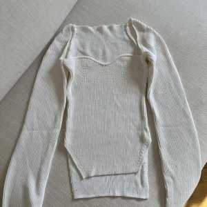 Vit topp - Hej säljer denna tröja efter garderob rensning, använd 2 gånger. Storlek: xs-s 