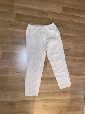 Linnebyxor Akryl - Linnebyxor från märket Akryl i bra skick och storlek L
