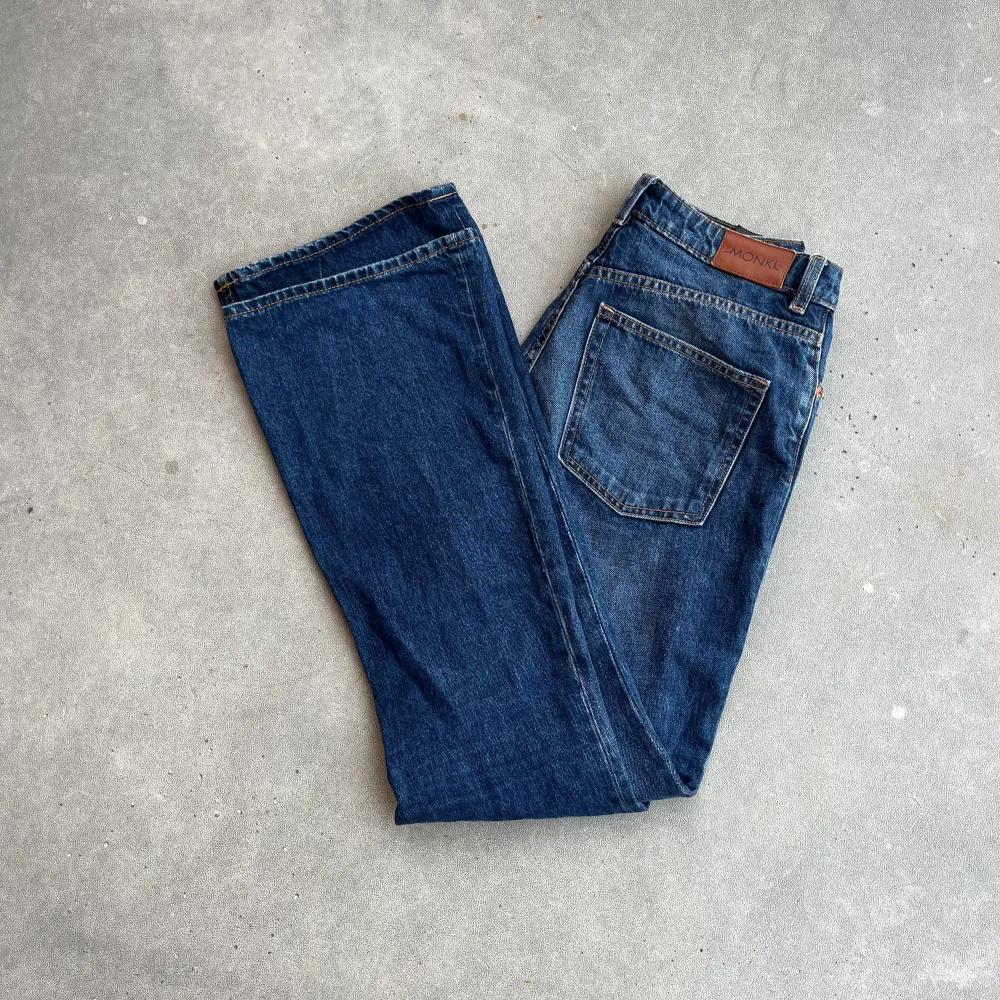 Ett par midwaist flare jeans från monki, har bara använt de 1 gång då de är för tighta i låren på mig. Super fina annars.. Jeans & Byxor.