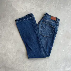 Ett par midwaist flare jeans från monki, har bara använt de 1 gång då de är för tighta i låren på mig. Super fina annars.