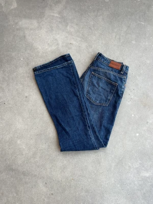 Flare jeans - Ett par midwaist flare jeans från monki, har bara använt de 1 gång då de är för tighta i låren på mig. Super fina annars.