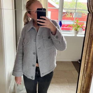 Grå kort kappa - Jätte fin grå kort kappa från topshop!  Använd få gånger i fint skick!!  Storlek XS men skulle ändå säga att den är lite oversized i modellen. Passar S! 😊