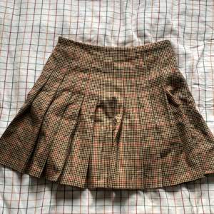 En gullig pleated kjol från Brandy Melville i storleken One size, vilket är typ  storlek XS eller S.  I bra skick. Kolla gärna mina andra annonser :) Skicka gärna meddelande innan du köper.