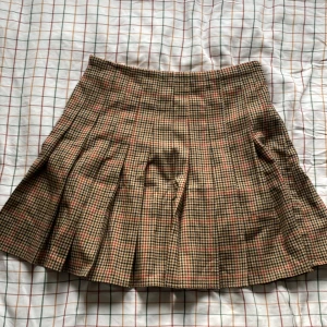 Gullig kjol från Brandy Melville  - En gullig pleated kjol från Brandy Melville i storleken One size, vilket är typ  storlek XS eller S.  I bra skick. Kolla gärna mina andra annonser :) 