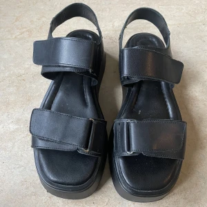 Platåsandaler Vagabond - Sandaler med ca 5 cm platå. Använda sparsamt fåtal gånger. Äkta läder. Säljer pga kommer ej till användning.