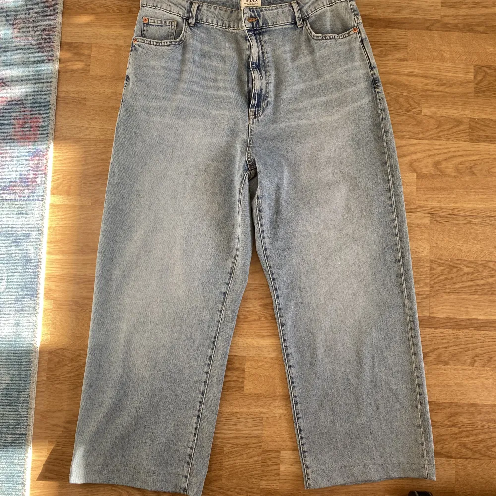 säljer ett par ljusblåa jeans från Lindex, använda ett par gånger 💗 de är i storlek 48 men har blivit uppsydda så de är lite kortare! ☺️. Jeans & Byxor.