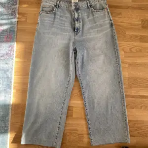 säljer ett par ljusblåa jeans från Lindex, använda ett par gånger 💗 de är i storlek 48 men har blivit uppsydda så de är lite kortare! ☺️