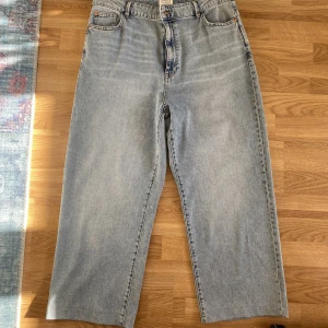 blåa jeans - säljer ett par ljusblåa jeans från Lindex, använda ett par gånger 💗 de är i storlek 48 men har blivit uppsydda så de är lite kortare! ☺️