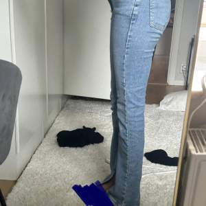 As snygga utsvängda jeans med en slits där nere, storlek 36. Är 169 och det är lite korta på mig. 