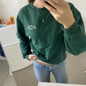 Grön sweatshirt  - Superfin mörkgrön sweatshirt, inprincip i nyskick. Strl xs, men passar S och även M. 