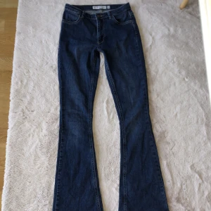 Jeans  - Säljer dessa sparsamt använda jeansen, byxorna är uppsydda av en skräddare då dom var lite för långa för mig. Passar någon som är ca 155 cm lång💞