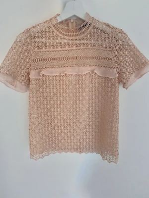 Blus från zara💕 - Blus från zara som köptes för några år sen💓Säljer pga att den är för liten för mig och har knappt används!😇Förutom lite lösa trådar innanför blusen vid dragkedjan som inte syns utifrån är den som ny❤️‍🔥 Har tyvärr inga bilder på eftersom den är för liten