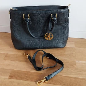 Stor handväska  - Storhandväska som aldrig används, remen för att använda som axelväska medföljer. Märke är silvio tossi. Fått den i present men jag bär inte väskor helt enkelt.   Betalning sker via swish och köparen står för frakten.