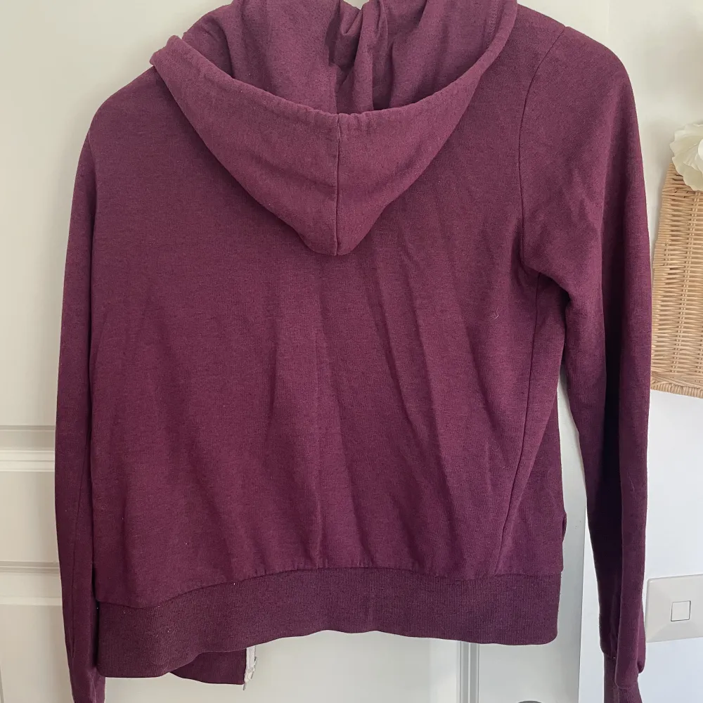 En zip hoodie i vinröd/lila. Tröjor & Koftor.