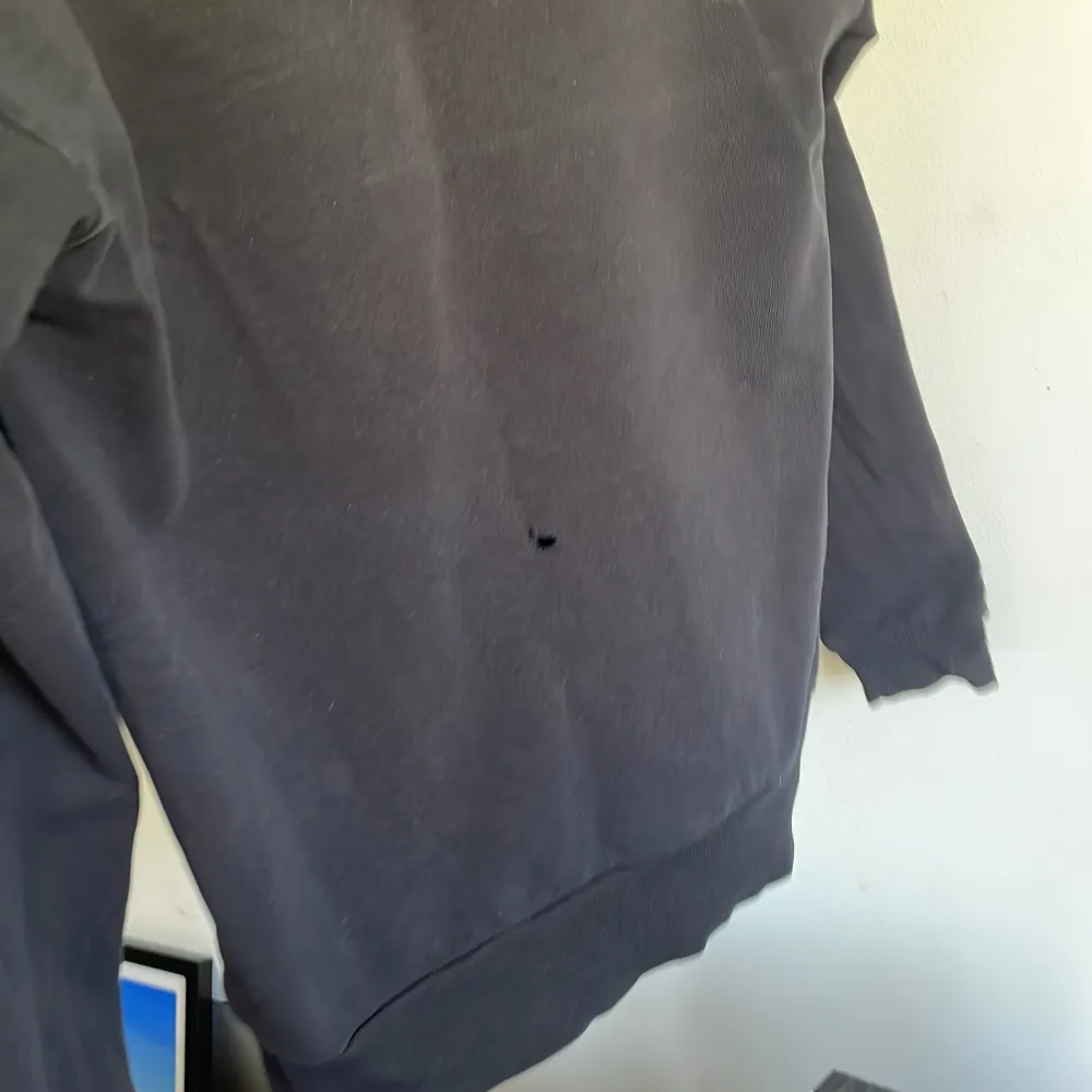 Säljer min moschino hoodie för den e för liten  Skick 4/10 har ett litet hål på ryggen och den är mycket använd  Ny pris runt 2200 mitt pris 245. Hoodies.