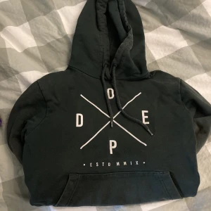 Dope hoodie  - Dope hoodie i strl 34 Ett litet hål på magen och har blivit något solblekt eller missfärgad 