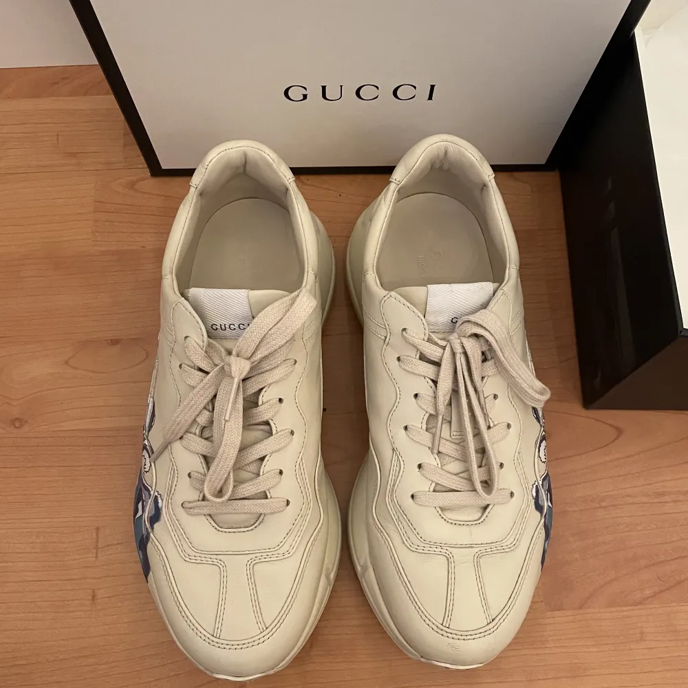 Gucci sneakers i modellen rhyton storlek uk 7 vilket motsvarar ca. 40. Färgen är beige/offwhite. Använda men i väldigt gott skick. Kartong och kvitto finns, inköpta i Marbella.. Skor.