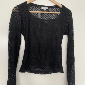 Snygg svart spets topp🖤 - Fin långärmad svart spets topp med en rosett på framsidan. Storlek m på taggen men hade även passat s🖤