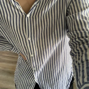 Randig skjorta  - Super fin vit randig skjorta från Gina! Säljer eftersom jag har en annan liknande!💓🥰