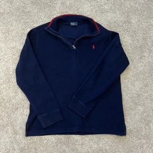 Polo Ralph lauren Half zip  - Säljer en tvär fet polo Half zip skriv vid minsta fundering.🙌 Storlek:S skulle kunna passa xs Pris:599 Skick:9/10 toppskick 