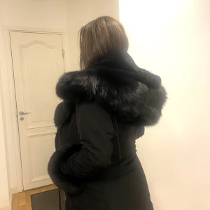 Mysig vinterjacka  - Säljer denna varma vinterjacka. Super fin och kommer hålla dig varm under hela vintern. Har inga defekter. Päls på hela insidan även. Man kan ta bort och sätta på pälsen vid handlederna. Nypris är 3999kr. Hör av er vid frågor eller funderingar. :)