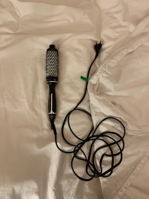 Björn Axén värmeborste  - Säljer mina värmeborste från Björn Axén i nyskick. Passar tyvärr inte min hårtyp. Funkar precis som den ska. 38mm