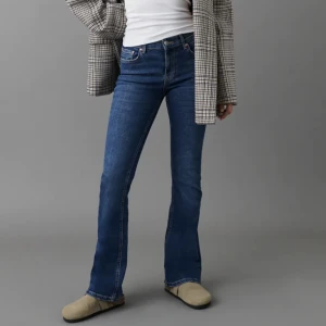 Bootcut jeans - Lågmidjade bootcut jeans från Gina tricot. Färgen midnight blue. Säljer pga för stora för mig. Använda 1 gång. Nypris är 500kr🤍