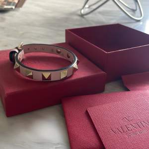 Baby rosa valentino armband, köpt på Nk. Extra nittar, box, medföljer. Pris kan diskuteras vid snabb affär. 
