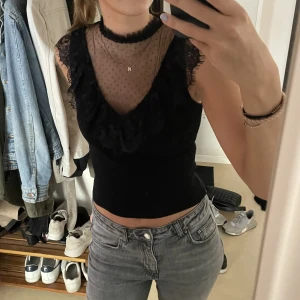 Spets topp  - Svart spets topp i jätteskönt material!!🤍