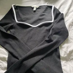 Superfin tröja från H&m i storlek Xs. Säljer då den inte kommer till användning..