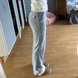 Gråa juicy - Jag har köpt dessa i storlek xxs de är  köpta från vuxen men upplagda så de passar mig som är 146 Jag har endast använt dom 2/3 gånger pågrund av att jag inte tycker de sitter snyggt på mig. Skriv om ni vill ha fler bilder eller vill fråga nått. + frakt