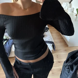 Svart topp - Jättesnygg topp med slits vid handlederna. Strechig och superbekväm💗
