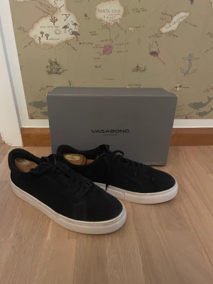 Vagabond skor - Vagabond Paul 2.0 skor i sjysst mörkblå mocha. Storlek 45 passar 45-46.  Skick 9.5/10 