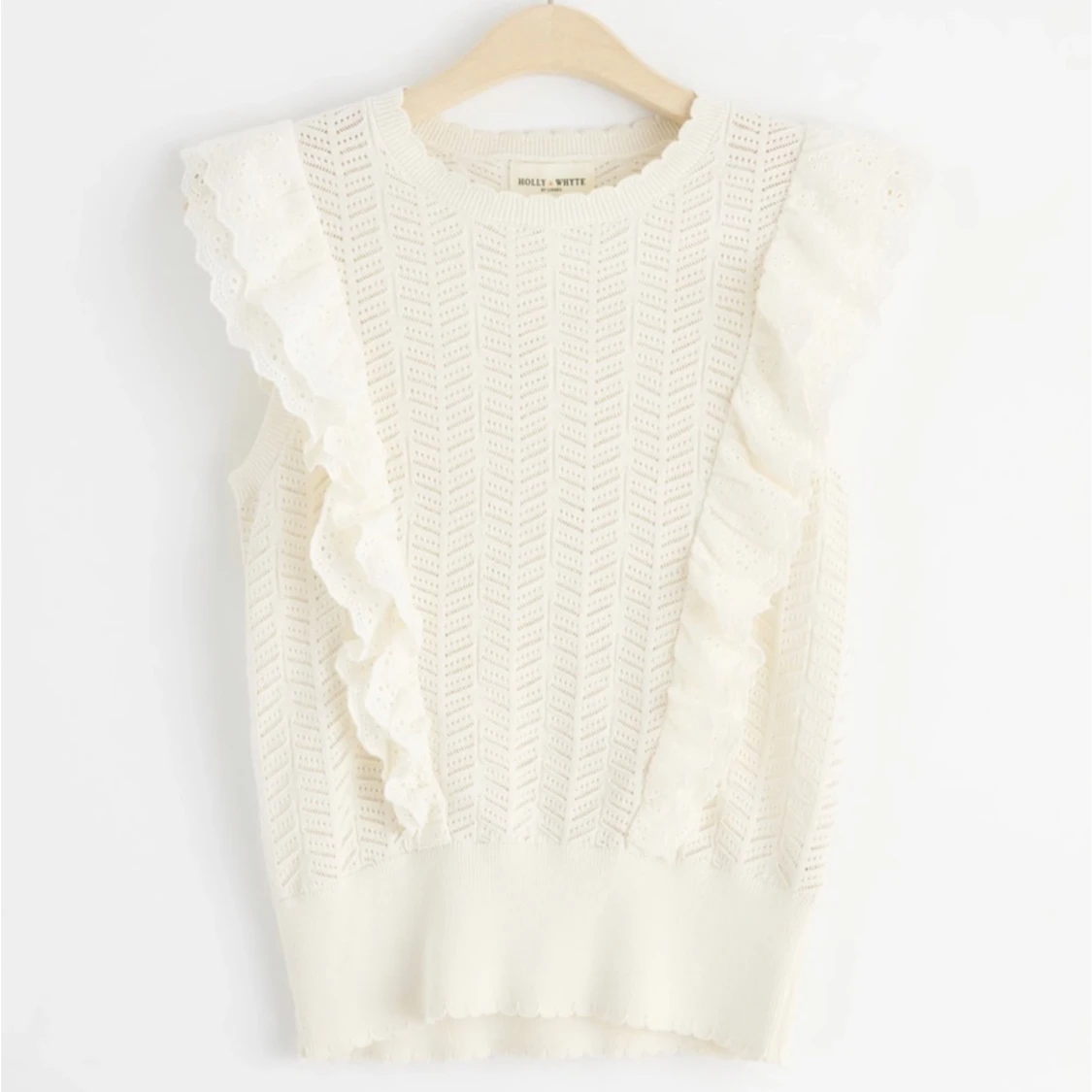 Stickad topp med volanger