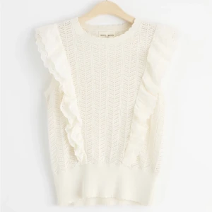 Stickad topp med volanger  - Säljer denna toppen från lindex, den är sparsamt använd och har inga defekter. Nypris är 400kr. 🩷