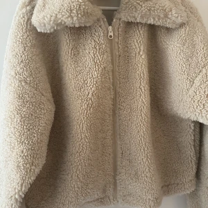 Gina tricot fluffig jacka - Från Gina tricot använd ett par gånger jätte varm och mysig  Storlek XS Köptes för 599