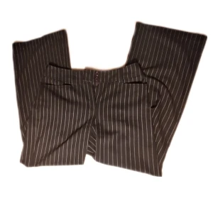 Lågmidjade kostymbyxor  - Säljer mina aas snygga kostymbyxor då inte passar perfekt på mig som e 171😩 lågmidjade, svarta med vita ränder och 2 fake fickor där bak. Skriv för fler bilder/frågor🫶