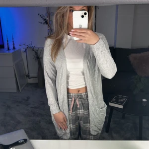 Kofta  - En lång mysig grå kofta. Väldigt fin och den är ner till knäna. 