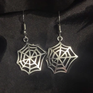 Spindelnät Örhängen! 🕸 - ENDAST ETT EXEMPLAR!  Egengjorda örhängen med spindelnätsberlock. Perfekta nu till Halloween! Rostfritt! Troligtvis nickelfria men är du allergiker bör du vara försiktig. 