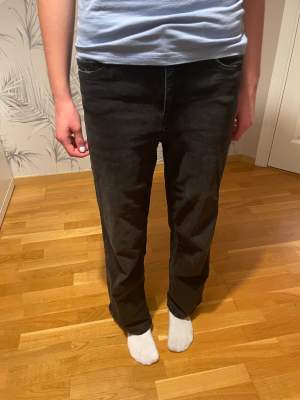 Svarta Midwaist jeans från hm. Storlek 164 men passar även xs. Bra skick men försmå i midjan 