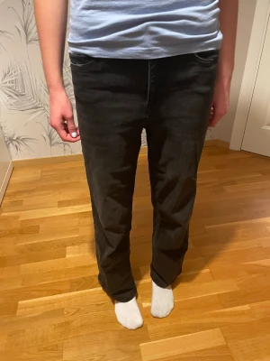Svarta raka jeans - Svarta Midwaist jeans från hm. Storlek 164 men passar även xs. Bra skick men försmå i midjan 