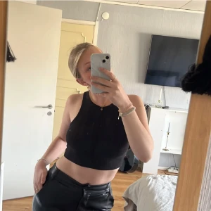 Svart linne - Super skönt klassiskt linne som passar perfekt till precis allt!