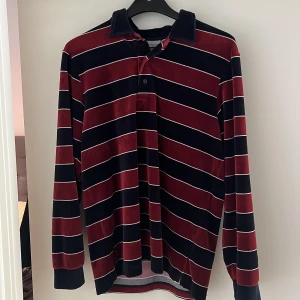 Carhartt striped tröja - Ganska ny använd 3 gånger Köpt från zalando för 1000kr Storlek S sitter som M