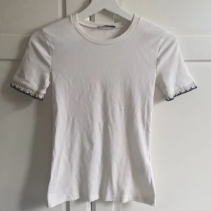 Zara t-shirt  - Super fin zara t-shirt i storlek s som är slutsåld på hemsidan💕använd bara ett fåtal gånger så den är som ny💕 nypris 200kr